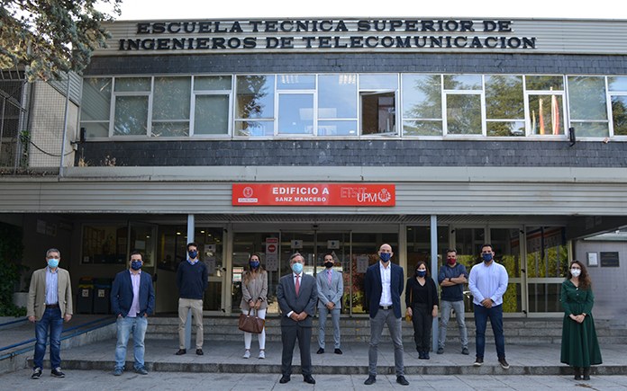 Cátedra Cabify-UPM kickoff group photo in front of ETSIT Edificio A