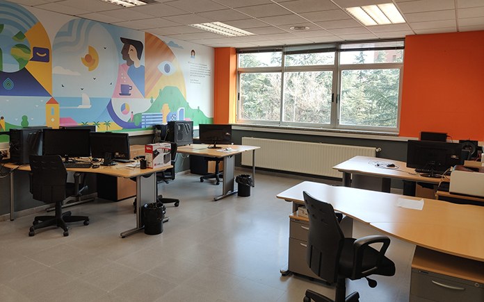 The Cátedra Cabify-UPM workspace at ETSIT with workstations