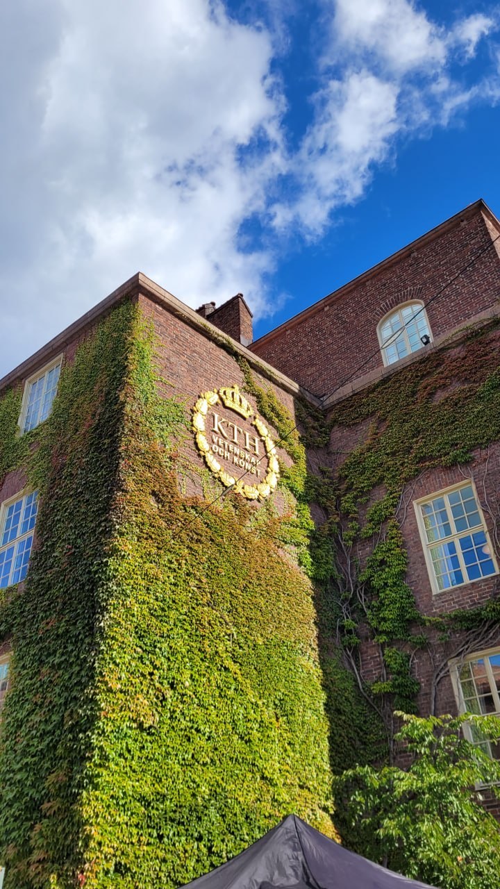 The ivy-covered KTH main building with the Vetenskap och konst crest