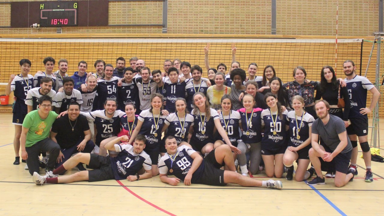 The KTH volleyball team posing with their medals after a tournament